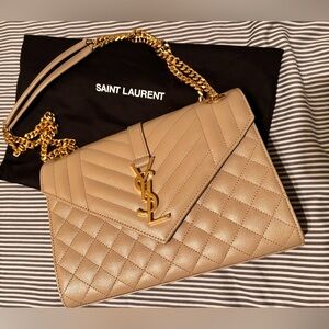 MEDIUM ENVELOPE IN MATELASSÉ LAMBSKIN
DARK TOFFEE